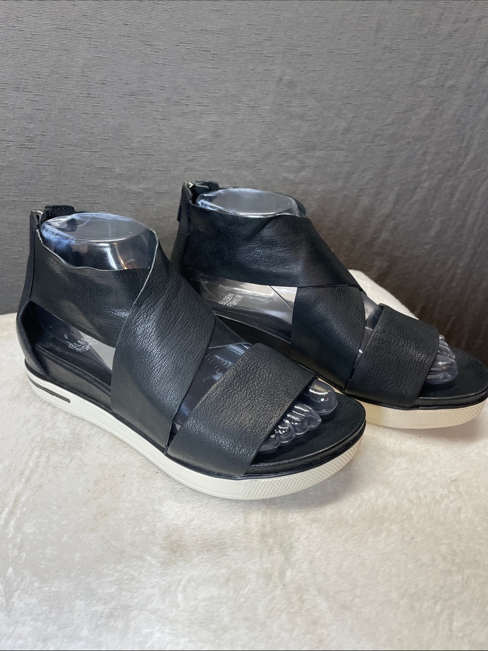 Eileen‎ Fisher Black Leather Crossover Platform Sandals with Cream white Sole